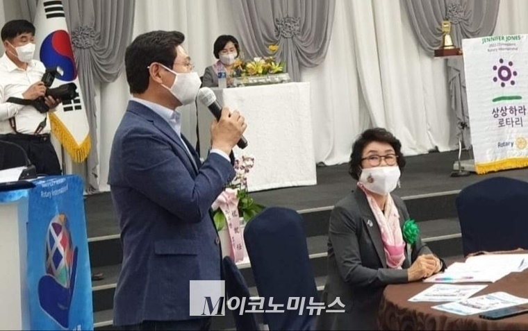 이상일 용인특례시장 당선인이 지역 행사에 참여해 인사 하는 모습 <사진 : 한경숙 기자>