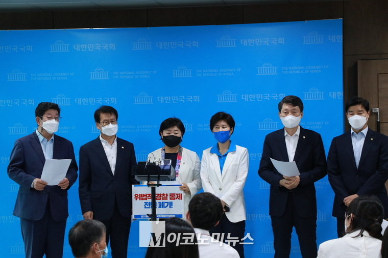 기자들의 질문에 답하는 더불어민주당 전 행정안전위원회소속 의원들