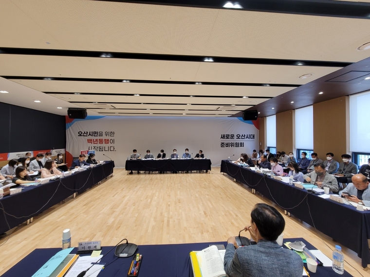 사진- 이권재 오산시장 당선인 인수위원회, 시정 주요 업무 보고를 받고 있다. (오산시청 제공)