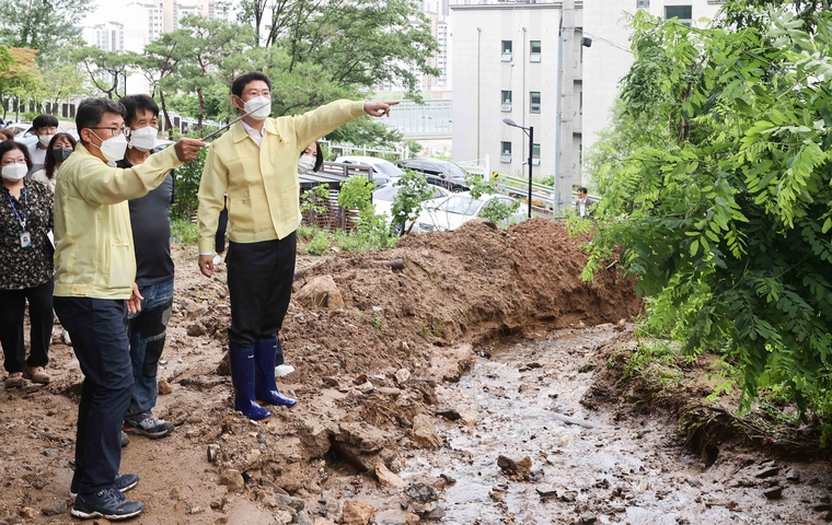 이상일 용인특례시장이 1일 예정돼 있던 취임식을 취소하고 수해 현장을 살피고 있다. (사진 : 용인시청 제공)