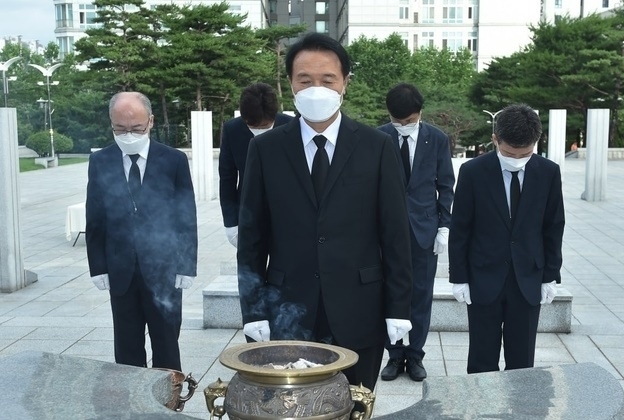 수원 현충탑을 찾아 헌화·분향 하는 임태희 경기도 교육감 (사진 : 경기도교육청 제공)