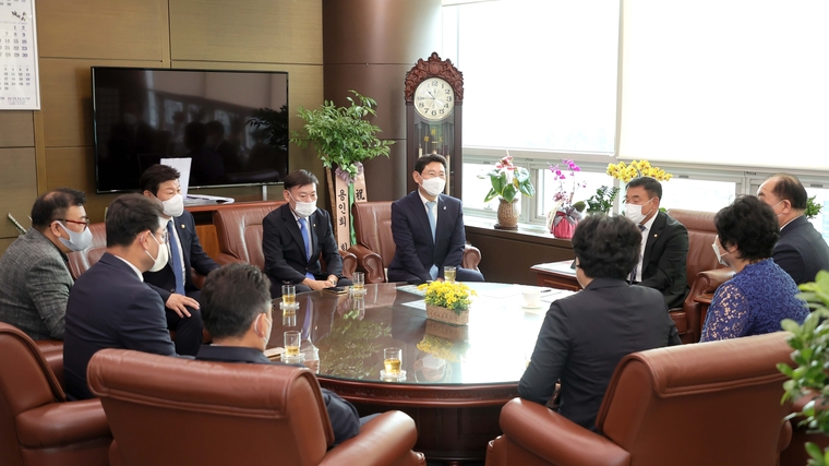 사진: 이상일 용인특례시장이 4일 용인시의회 의장단과 티타임을 갖고 있다. (용인시청 제공)