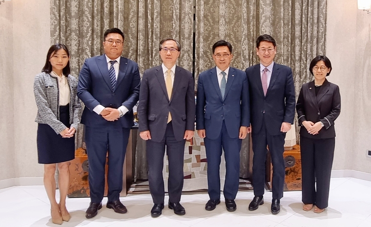 한국농수산식품유통공사 김춘진 사장(우측 3번째), 문승현 주태국 대사(좌측 3번째) / aT제공