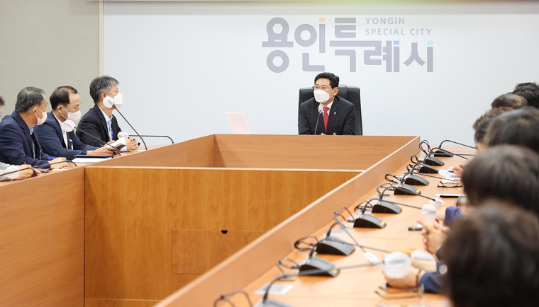 이상일 용인특례시장이 시 간부공무원들과의 상견례 자리를 마련해 대화를 나누고 있다. (용인시청 제공)