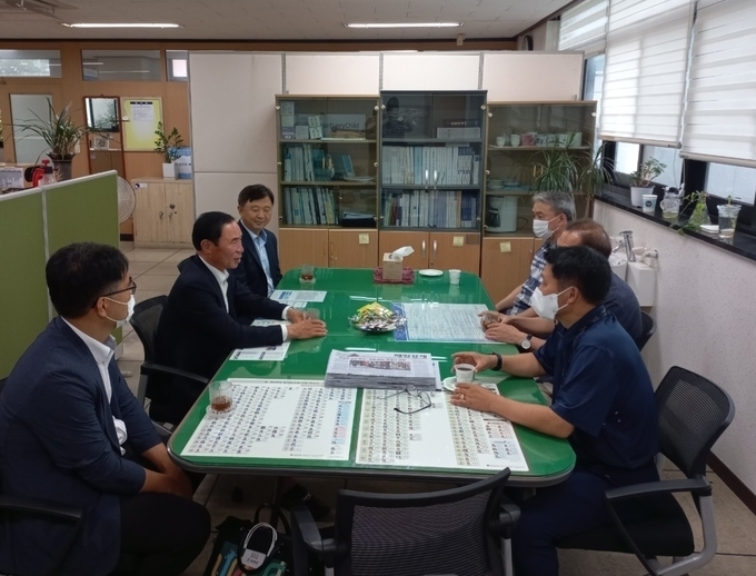 경기도교육청과 경기도체육회가 ‘학교체육 활성화와 학교운동부 지원’을 위한 협의회를 하고 있다. (사진 : 경기도교육청 제공)