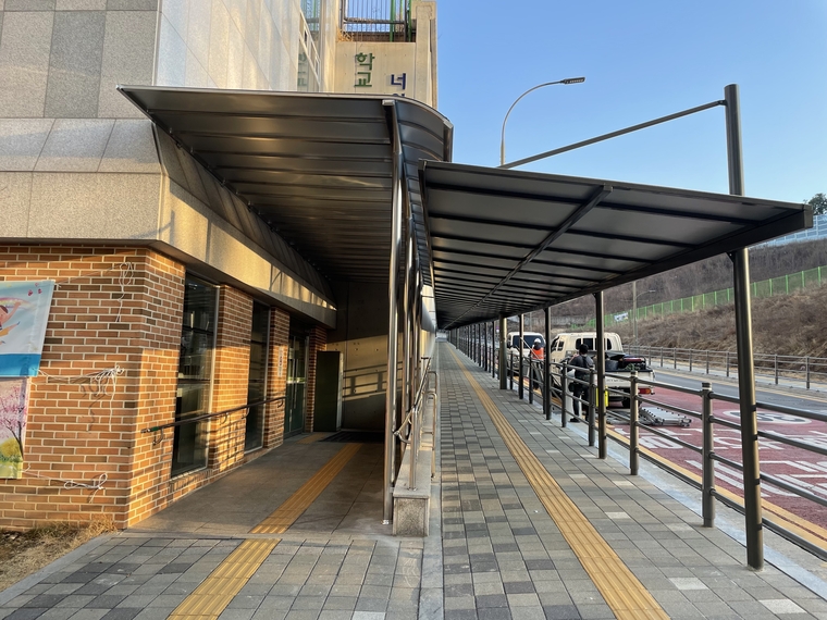  기흥구 한얼초등학교 통학로 140m 구간에 설치한 캐노피 (용인시청 제공)