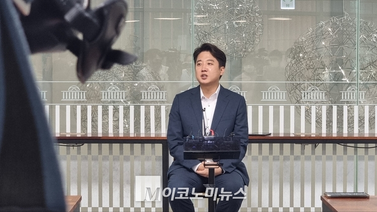이준석 국민의힘 대표가 기자회견이 끝난 후 기자들의 질문을 받고 있다.