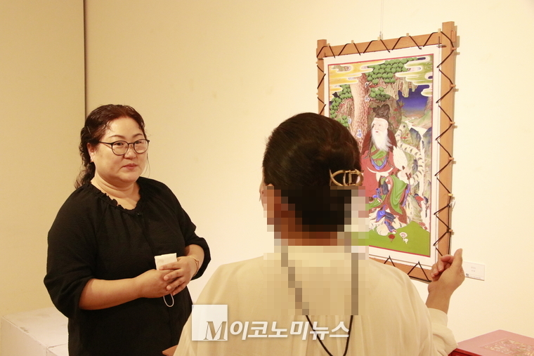 정두화 작가는 그림을 그리기 전에 돌가루를 아교에 갈아 물감을 만들었다고 설명했다. 