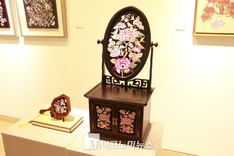 전통자수 박미애 작가 작품 - 타원자경과 뒷거울 -
