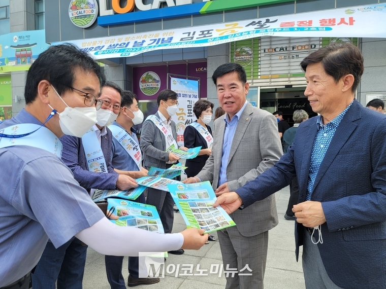 행사장에서 판촉행사를 벌이고 있는 행사 관계자들 