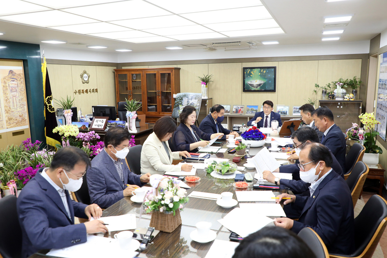 수원시특례시의회 의장단이 회의하고 있는 모습 (사진제공/수원특례시의회)