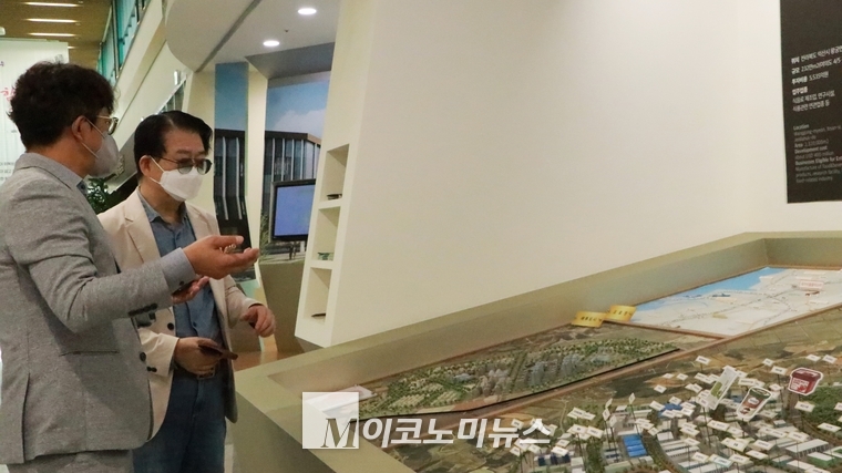 문태곤 생산지원부장이 식품클러스터에 대해 설명하고 있다.