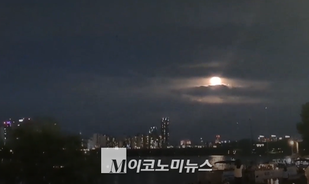 서울 여의도 한강에서 바라 본 하늘 위로 둥근 보름달이 떠오르고 있다. 