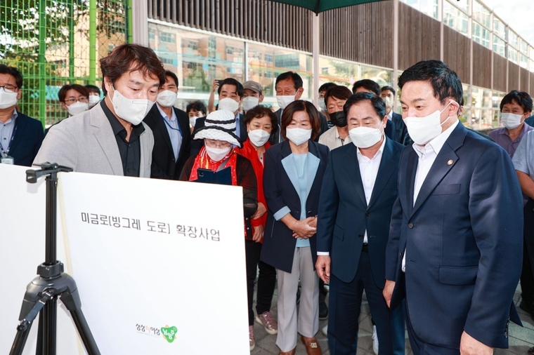 미금로 확장 사업에 대한 브리핑을 듣고 있는 원희룡 국토교통부 장관 <사진 제공 : 남양주시청>