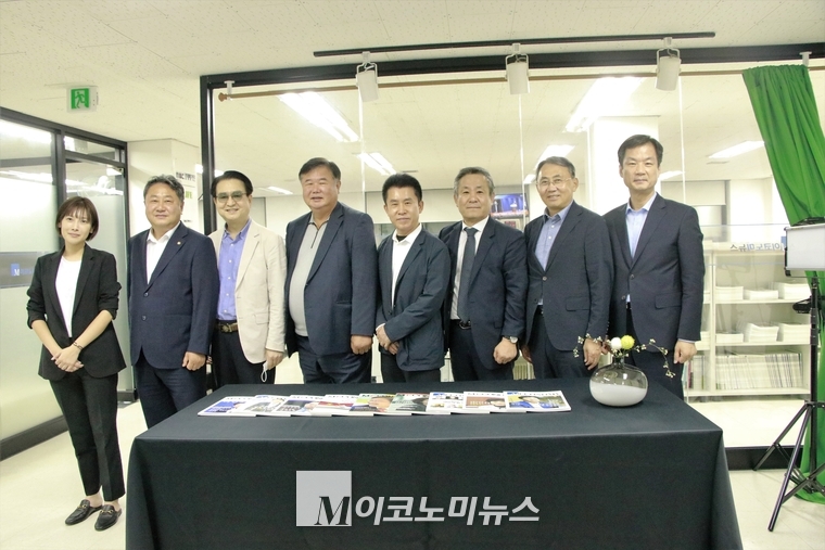 (좌부터 김나영 청년위원, 임윤태 위원, 윤영무 보도본부장, 김경태 위원, 박성하 위원, 조재성 대표, 모종화 위원, 박균택 위원장 