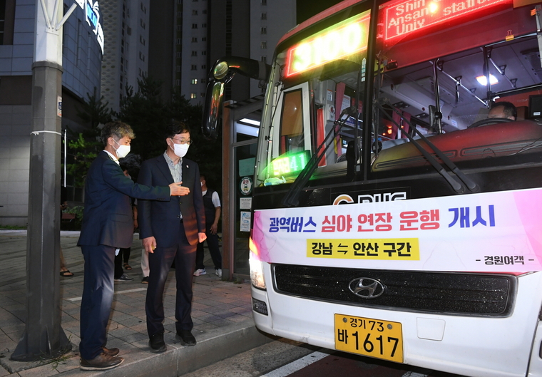 (광역버스 심야연장운행에 앞서 안전점검을 하고 있는 이민근 안산시장 사진제공/안산시)