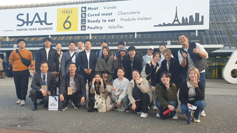 SIAL Paris 2022에 참석한 농업정책보험금융원 정성봉 투자운용본부장(앞줄 맨좌측)과 기업체 관계자들이 기념촬영을 하고 있다. 