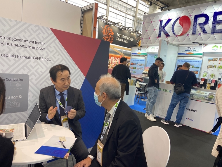 사진/ SIAL Paris 2022 피투자기업 홍보관에서 농업정책보험금융원 정성봉 투자운용본부장이 상담하고 있다. 