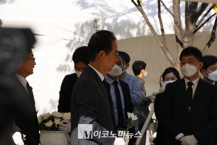헌화를 위해 이동하는 한덕수 국무총리