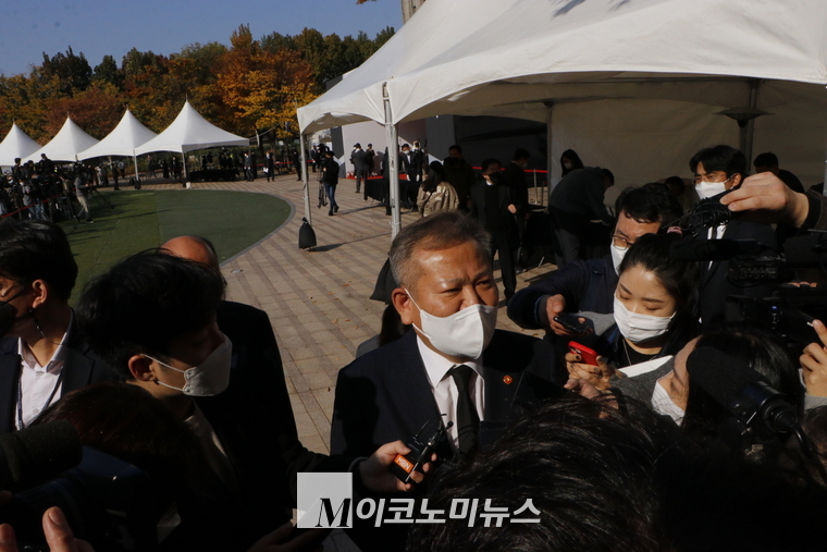 헌화 및 조문록 작성을 마친 후 기자들과 만난 이상민 행정안전부 장관<br>
<br>
헌화를 위해 이동하는 정의당 이정미 대표 및 의원들<br>
아키바 토르 주한 이스라엘 대사