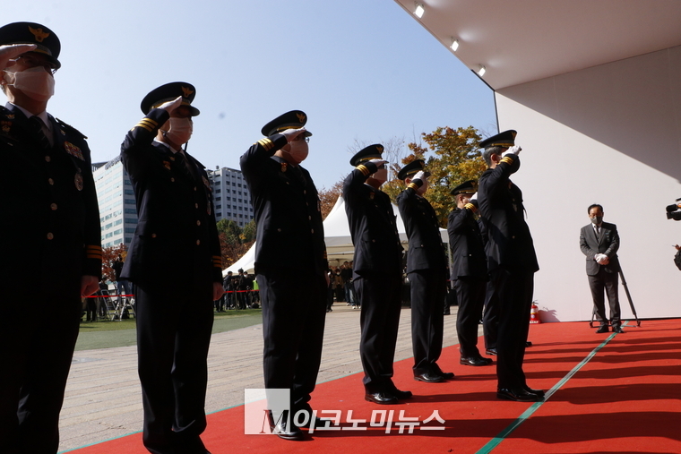 '이태원 참사' 희생자들에게 추모의 의미로 경례하는 윤희근 경찰청장(맨 앞)을 비롯한 경찰 관계자들