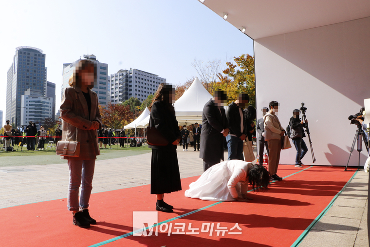 조문을 위해 분향소를 찾은 한 시민이 무릎꿇고 절하며 오열하고있다