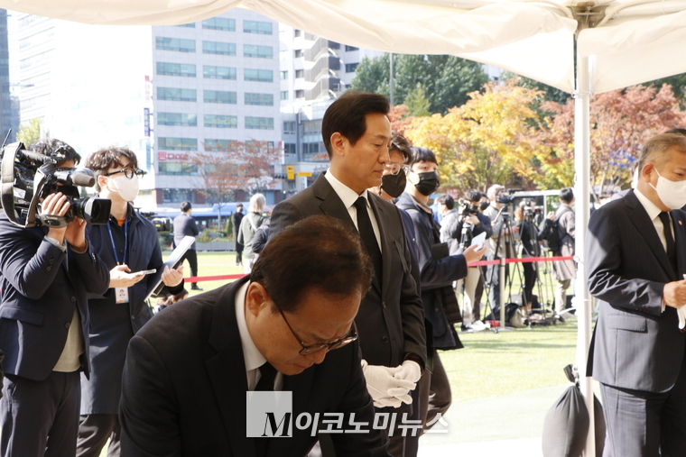 조문하는 오세훈 서울시장