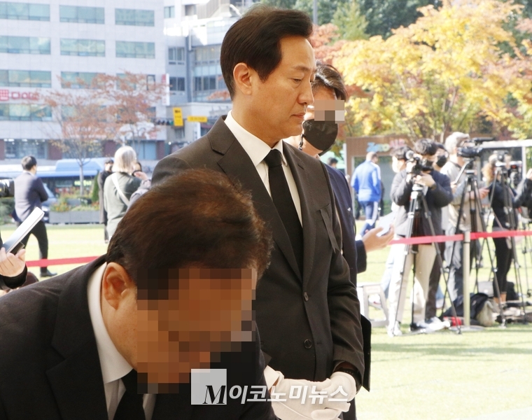 오세훈 서울시장이 전날(31일) 시청 앞 서울광장에 마련된 '이태원 사고 사망자 합동분향소'를 찾아 조문하고 있다.