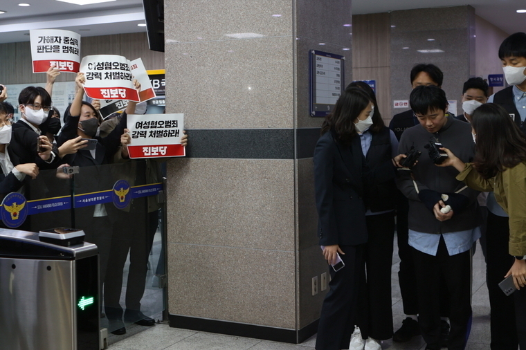 지난 9월 21일 '신당역 살인사건'을 일으킨 전주환이 경찰에서 검찰로 송치되는 모습 <사진 : 진보당 제공>