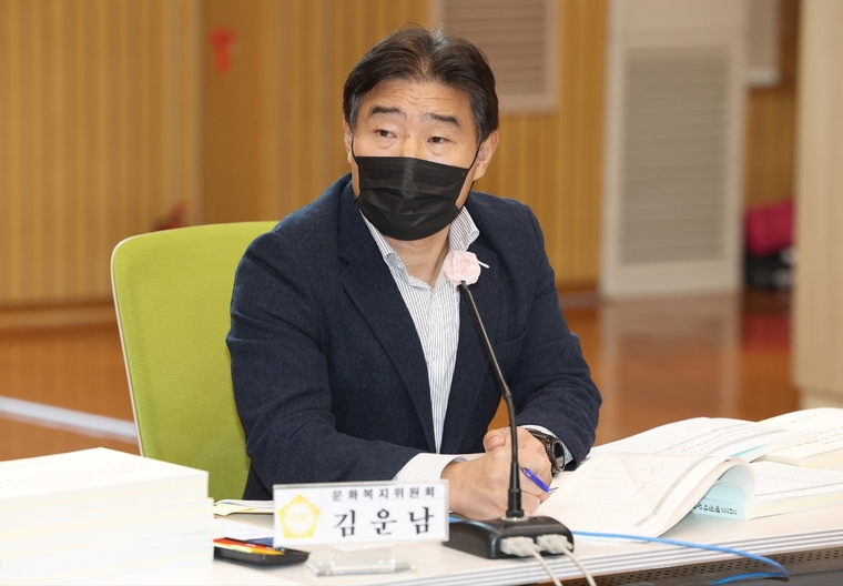  고양시 행정사무감사에서 질의를 하고 있는 김운남 의원 <사진제공 김운남의원>