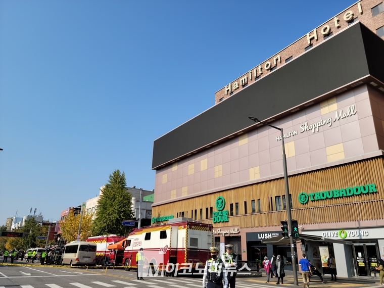 사고 다음날인 지난달 30일 오전 이태원 참사 현장을 경찰이 통제하고 있다. 