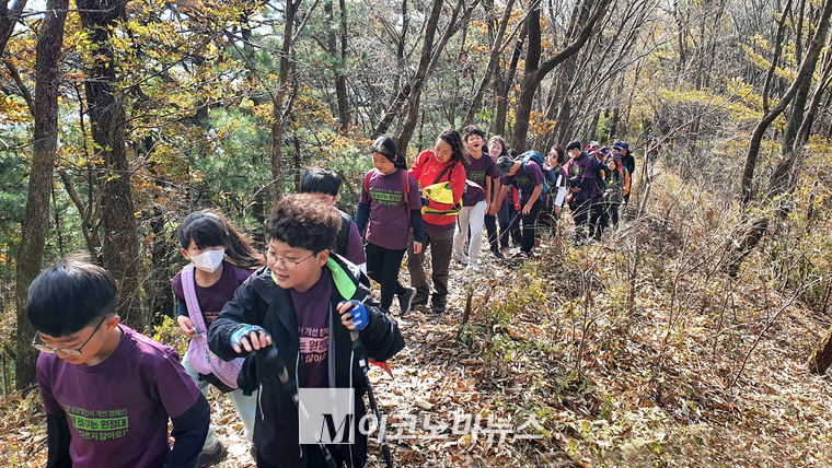  “달라요, 다르지 않아요!” 2022 산행 및 걷기 행사에서 어린이들이 산을 오르고 있다.
