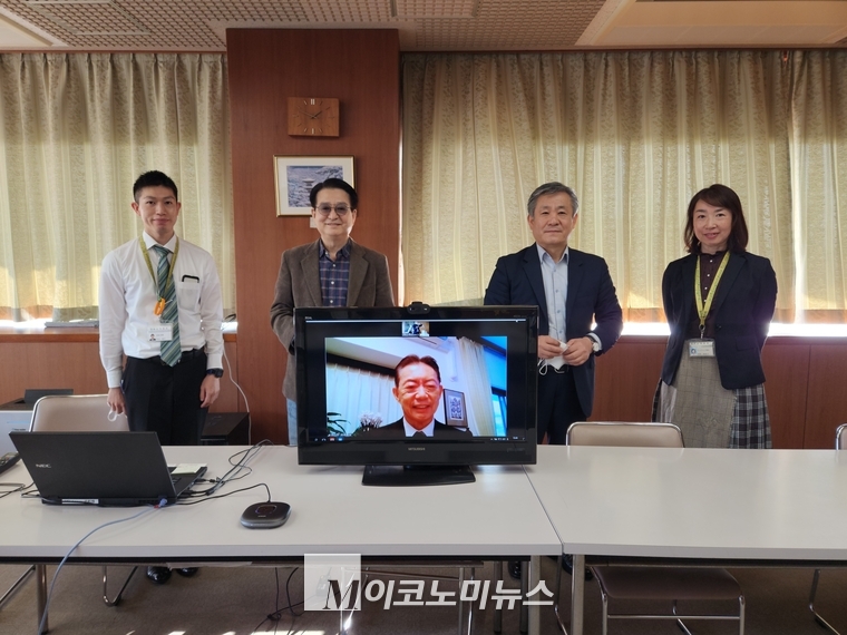 인터뷰가 끝난 후 기념촬영을 했다. 