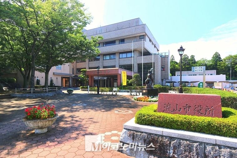 「나가레야마」시 청사. 예전 우리나라의 군청 규모와 비슷한 3층 콘크리트 건물이었는데 인구 20만 4천명인 도시의 청사치고는 작은 듯해서 낯설어 보였다