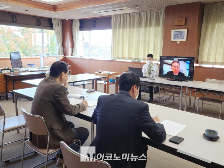 「이사키 요시하루」 시장이 영상을 통해 인터뷰에 응했다. 