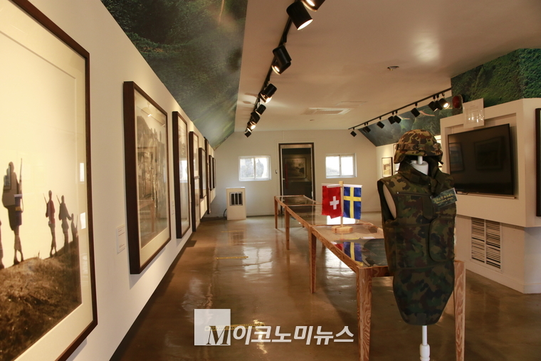유엔 중립국 감독위원회(스위스, 스웨덴, 폴란드, 체코슬로바키아)의 활동을 담은 당시 사진을 전시한 퀀셋막사 내부 