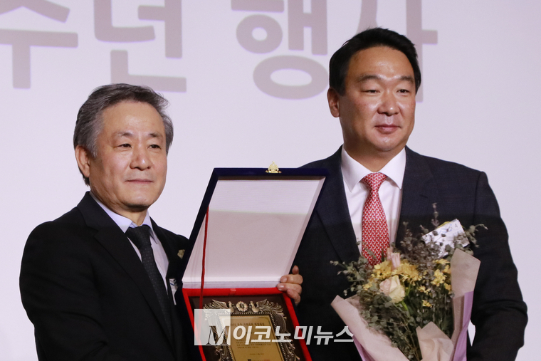 ‘우수 국회의원 의정대상’을 수상한 정희용 국민의힘 의원(오른쪽)이 조재성 M이코노미뉴스 대표이사(왼쪽)와 함께 상패와 꽃다발을 들고 기념촬영을 하고 있다.