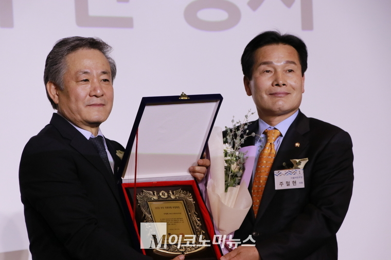 ‘우수 국회의원 의정대상’을 수상한 주철현 더불어민주당 의원(오른쪽)이 조재성 M이코노미뉴스 대표이사(왼쪽)와 함께 상패와 꽃다발을 들고 기념촬영을 하고 있다.