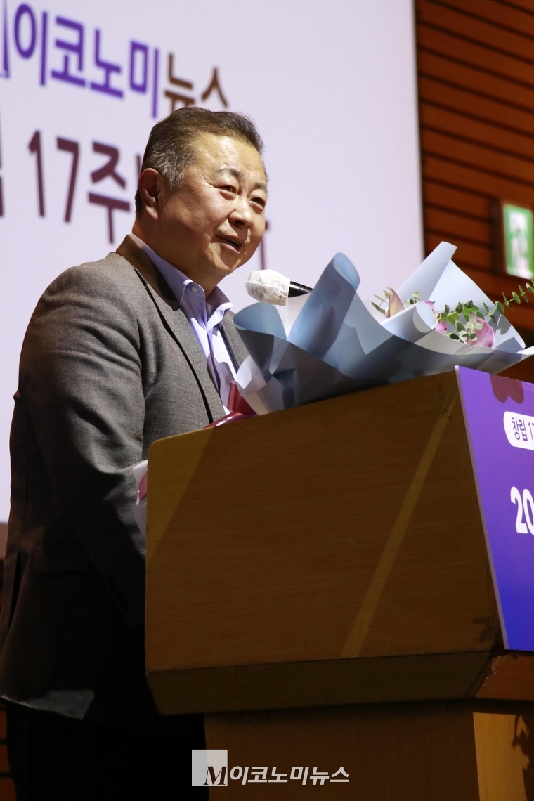 ‘우수 지자체장상’을 수상한 김경일 파주시장이 수상소감을 발표하고 있다. 