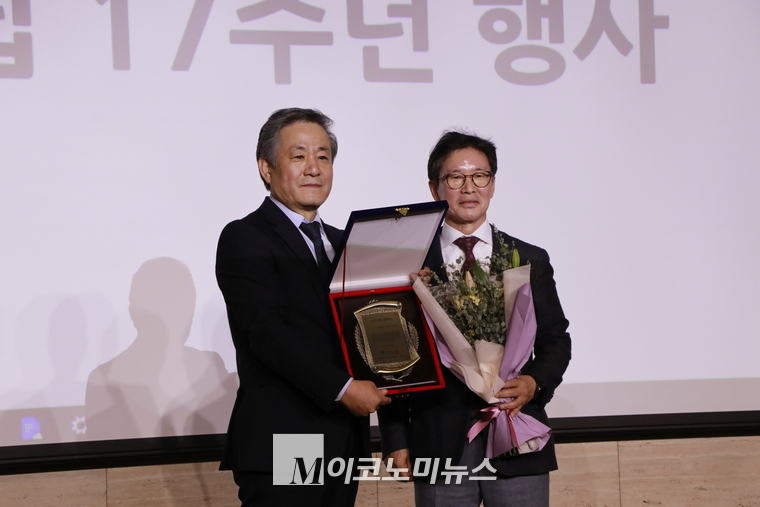 '혁신 경영인상’을 대리 수상한 이영기 대표(오른쪽)가 조재성 M이코노미 대표이사(왼쪽)와 함께 기념촬영을 하고 있다.