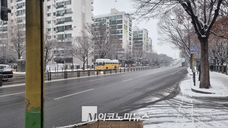 21일 새벽부터 수도권에 많은 눈이 내리면서 아침출근길 서울 여의도 도로가 한산하다. 