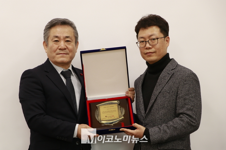 (좌) 조재성 M이코노미뉴스 대표 / (우)강만진 주무관 (경남 함안군 소속) 