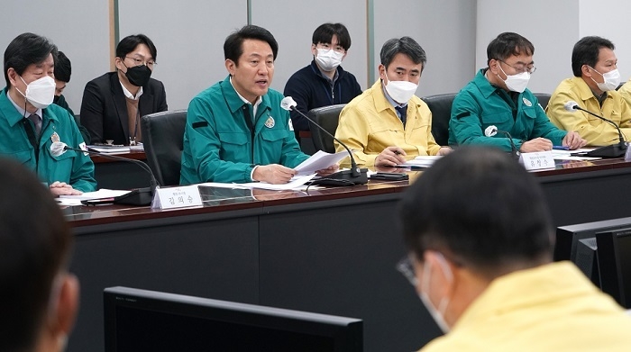 오세훈 서울시장이 27일 오전 시청 기획상황실에서 25개 자치구청장과 한파 대책을 논의하고 있다. <사진: 서울시 제공>