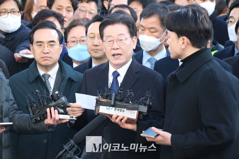 지난 10일 이재명 더불어민주당 대표가 피의자 신분으로 수원지방검찰청 성남지청에 출석하고 있다. 당시 이 대표는 성남FC 불법 후원금 의혹 혐의로 검찰에 출석했다. <사진: 김종현 수습기자>