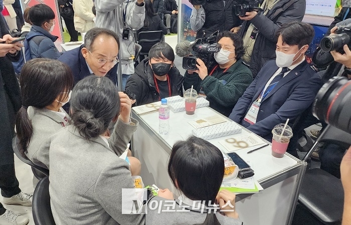 추경호 경제부총리 겸 기획재정부 장관이 한국자산관리공사 부스를 찾은 고등학생들과 대화를 나누고 있다. <사진: 김종현 기자>