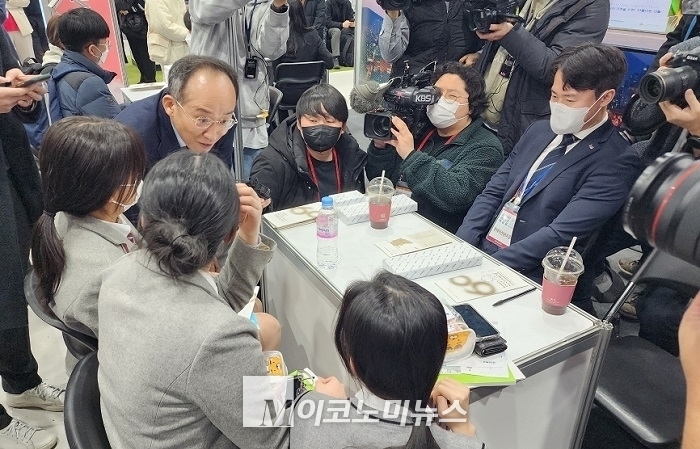  추경호 경제부총리 겸 기획재정부 장관이 1일 오전 서울 서초 양재 aT센터에서 열린 2023 공공기관 채용정보박람회에서 한국자산관리공사 부스를 찾은 고등학생들과 대화를 나누고 있다. <사진: 김종현 기자>