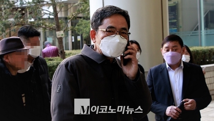 곽상도 전 국민의힘 의원이 8일 서울중앙지방법원 선고 공판을 마치고 법원을 빠져나오고 있다. <사진: 김종현 기자>