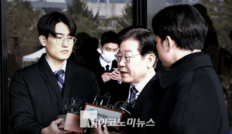 10일 오전 이재명 더불어민주당 대표가 서울중앙지검에 출석하며 발언하고 있다. <사진: 김종현 기자>