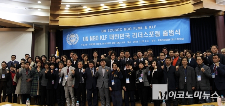 행사가 끝난 후 단체사진을 촬영했다. 