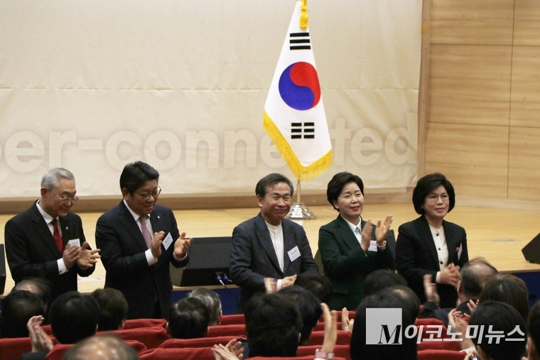 (왼쪽부터) 푸른나무재단 김종기 명예이사장, 코리아해럴드 최진영 대표, 아침편지문화재단 고도원 이사장, 양향자 의원, 다옴홀딩스 김주영 회장